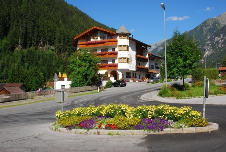 Hotel Troschana Flirsch Buitenkant foto